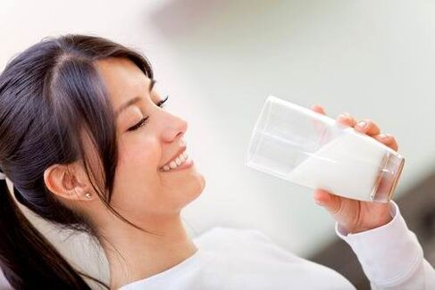 niña en dieta cetogénica bebiendo leche