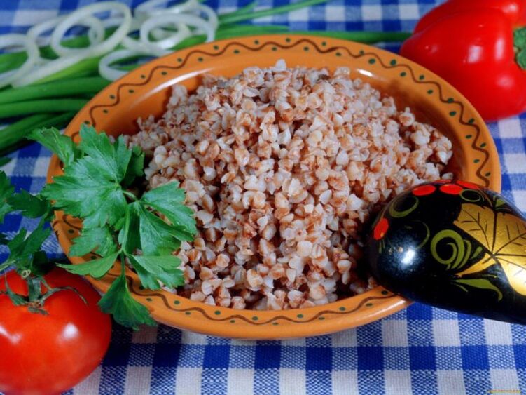 Trigo sarraceno hervido y tomates para bajar de peso