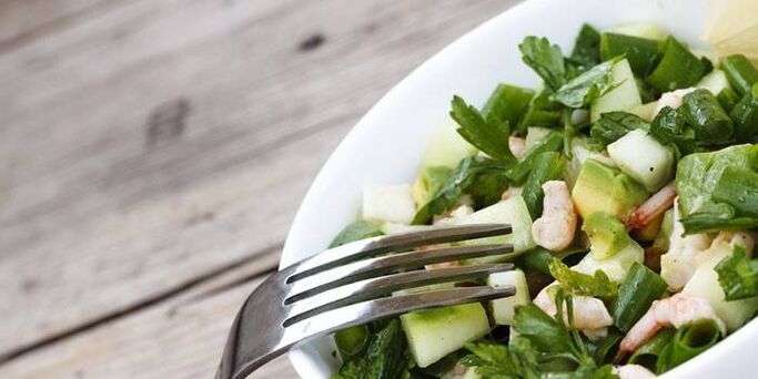 La ensalada de verduras debe ser una parte regular de una dieta para bajar de peso