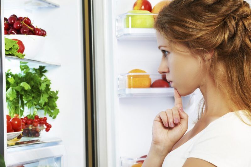 Chica elige comida para gastritis