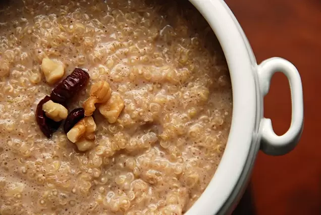 Al seguir los días de cereales de la dieta de los seis pétalos, puedes añadir algunos frutos secos a tu papilla. 