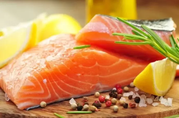 El menú del día de pescado de una dieta de seis pétalos puede incluir pescados grasos como el salmón