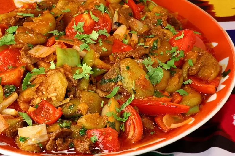 Guiso de tomate, pimiento verde y berenjena un plato japonés de verduras para la dieta de los seis pétalos